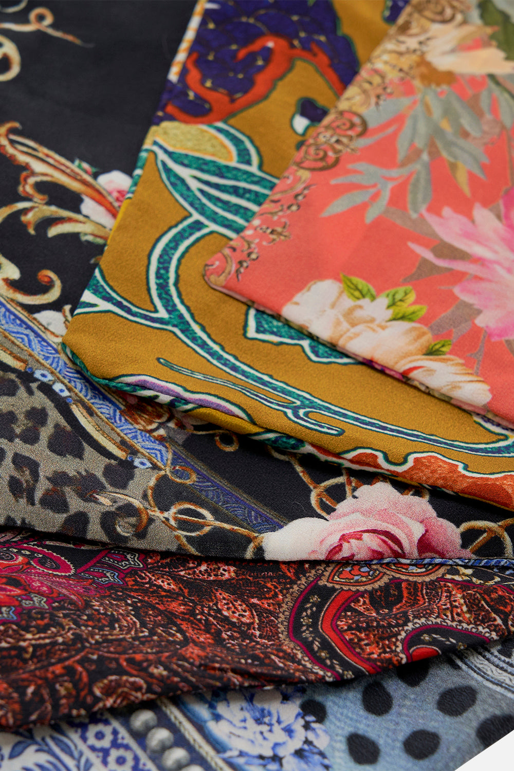 The CAMILLA THROW OVER WITH FEATHERS TILED IN TIME in our  print.