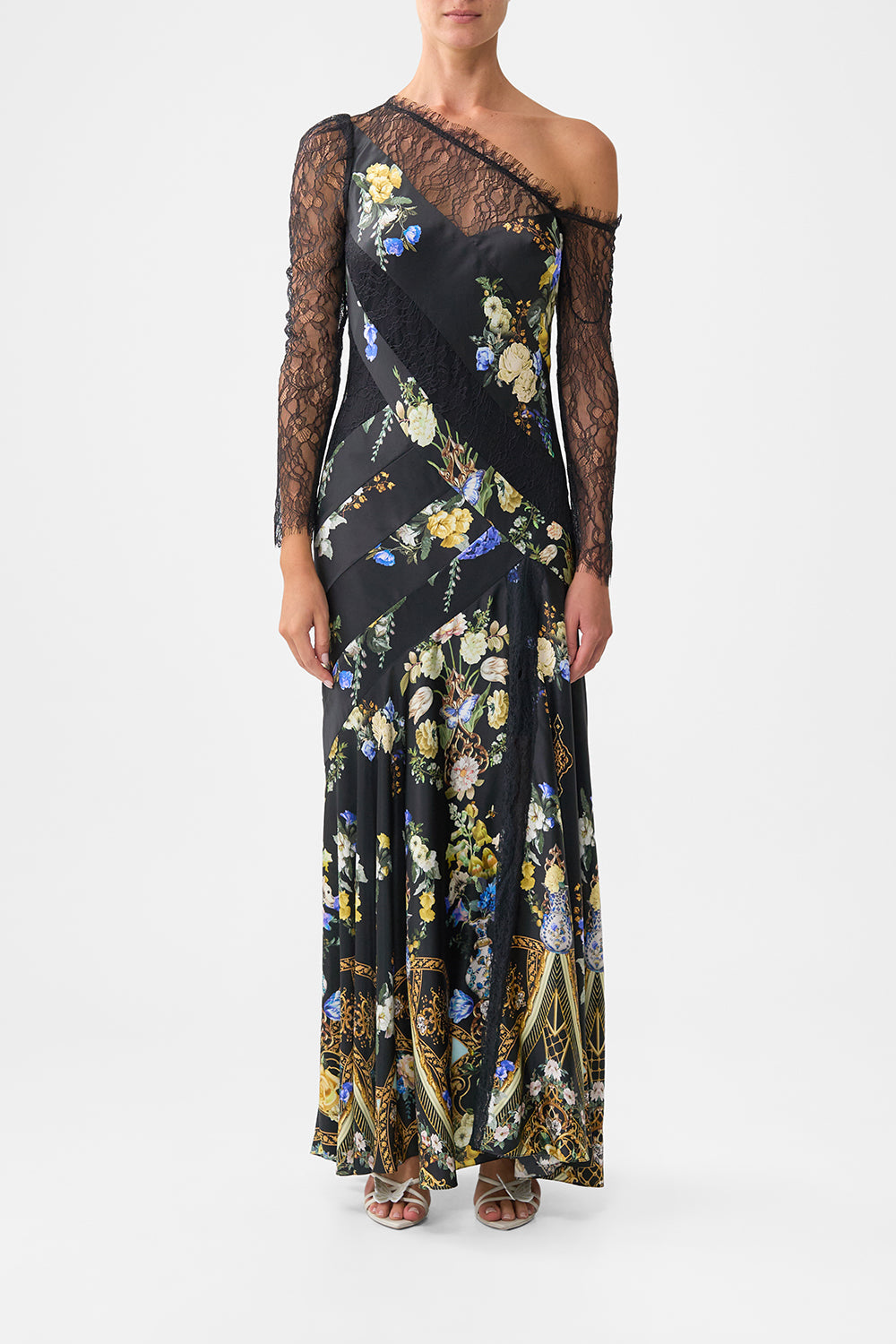 The CAMILLA V-NECK TIE WAIST BLOUSE LADY LIONHEART in our  print.