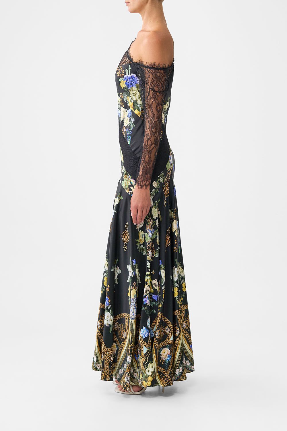 The CAMILLA V-NECK TIE WAIST BLOUSE LADY LIONHEART in our  print.