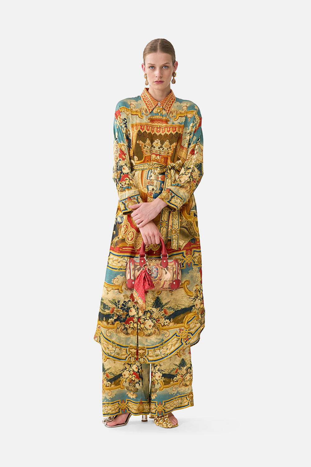 The CAMILLA CLUTCH WITH WRISTLET LEOTIGRA LAND in our  print.